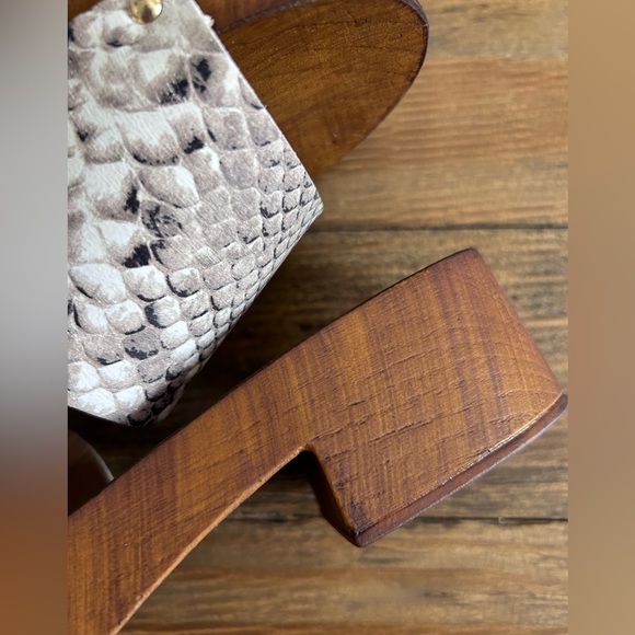 VINCE CAMUTO Wood platform neutral snakeskin slide sandals with gold-tone studs - Picture 8 of 12